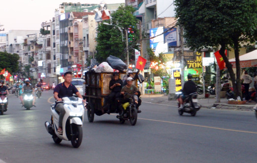 ‘Núi rác di động’ nghênh ngang giữa đường phố TPHCM