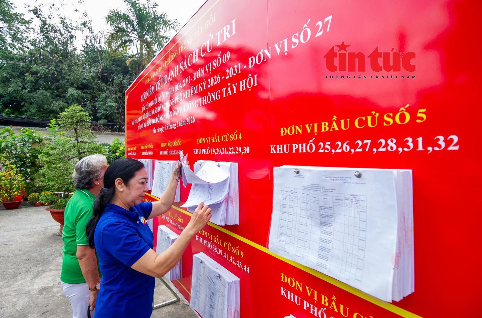 Người dân tìm hiểu thông tin cử tri tại khu vực niêm yết danh sách cử tri ở UBND phường Thông Tây Hội.