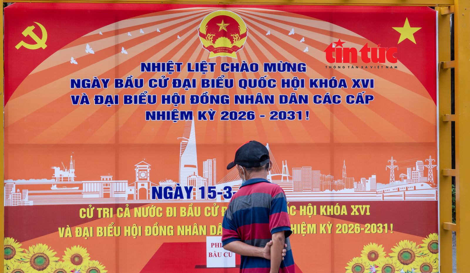 Các băng rôn, khẩu hiệu về ngày bầu cử tại khu vực dân cư, khu công cộng tại phường Thông Tây Hội nhằm thông tin rộng rãi đến người dân.