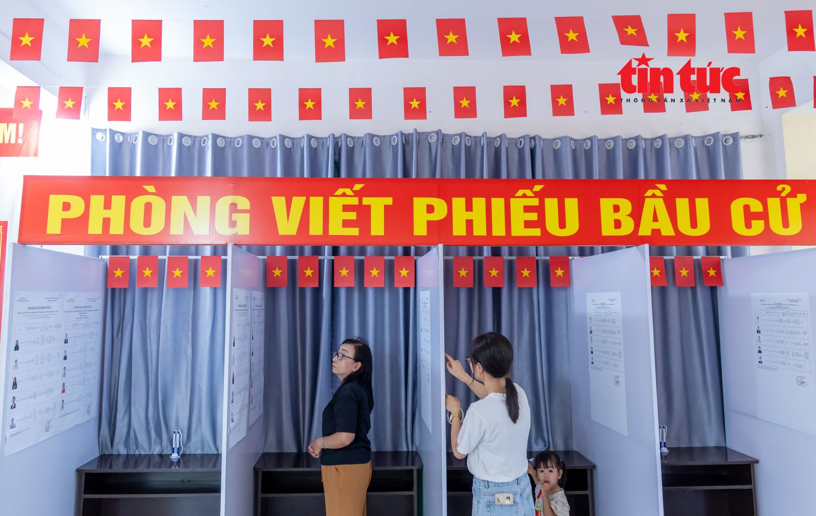 Hiện nay, các công tác chuẩn bị tại các điểm bỏ phiếu tổ bầu cử số 20 thuộc đơn vị bầu cử số 6 trên địa bàn khu phố 26, phường An Nhơn cơ bản đã hoàn tất khoảng 85% khối lượng công việc.