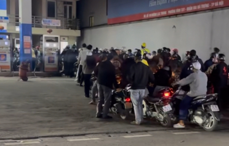 Người dân xếp hàng đổ xăng giữa đêm, Bộ Công thương khuyến khích dùng xe điện, làm việc online