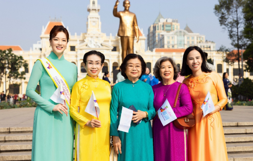 Đại sứ Lễ hội áo dài Trang Phương tham gia đồng diễn áo dài chào mừng ngày Quốc tế Phụ nữ 8/3