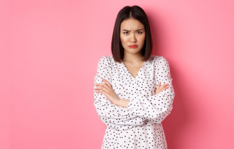 Có nên nói cho vợ của người yêu cũ biết sự thật về chồng cô ấy?