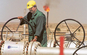 Giá dầu hạ nhiệt khi xuất hiện tín hiệu Mỹ có thể can thiệp vào eo biển Hormuz