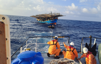 Tàu SAR 273 kịp thời cứu nạn tàu câu mực cùng 34 ngư dân trên biển