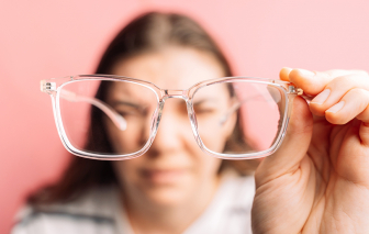 Thói quen ở trong nhà làm tăng nguy cơ cận thị