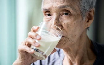 Uống 1 ly sữa sau khi tập thể dục giúp bảo vệ xương khớp cho người ngoài 50 tuổi