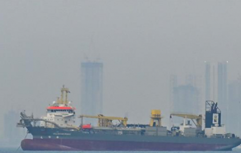 Hàng loạt tàu chở hàng trúng đạn, bốc cháy gần Eo biển Hormuz