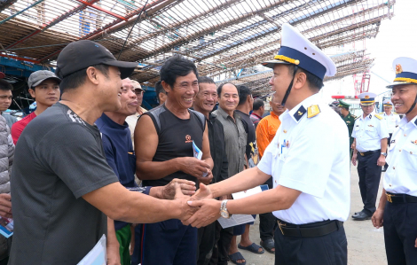 Tàu cá Quảng Ngãi cùng 36 ngư dân được tàu hải quân lai dắt về bờ an toàn