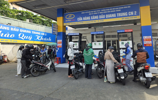 Giá xăng bất ngờ giảm gần 4.000 đồng/lít