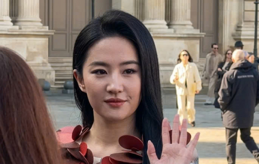 Lưu Diệc Phi "gây bão" tại tuần lễ thời trang Paris 2026 với váy đỏ Louis Vuitton