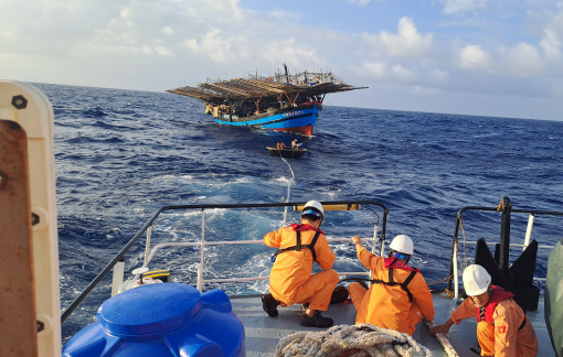 Tàu SAR 273 kịp thời cứu nạn tàu câu mực cùng 34 ngư dân trên biển