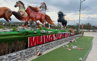 Cụm linh vật ngựa “Mã đáo thành công” ở Lao Bảo bị phá hoại