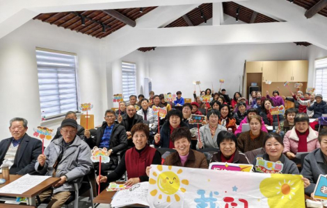 Người cao tuổi Trung Quốc tìm niềm vui từ lớp học AI, livestream