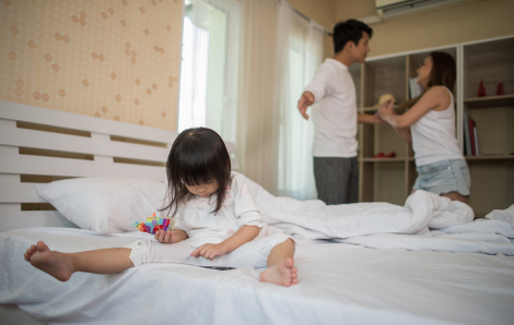 Làm ơn đừng nhét chữ vào miệng con