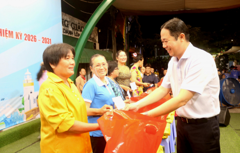 Tặng thẻ bảo hiểm y tế và quà cho phụ nữ có hoàn cảnh khó khăn