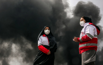 Người dân Iran không thở nổi vì 'mưa độc' sau các cuộc không kích