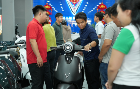 Giá xăng tăng, xe máy điện tại TPHCM "cháy" hàng