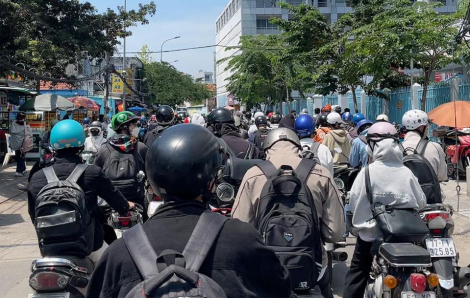 Sinh viên Trường ĐH Công nghiệp TPHCM vất vả tìm chỗ gửi xe, nhiều người phải bỏ buổi học