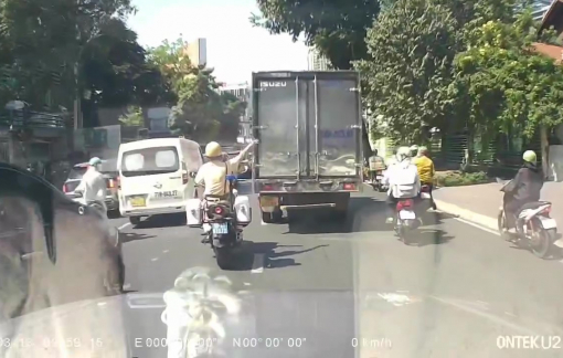 CSGT mở đường đưa sản phụ đến bệnh viện nhận 'bão tim' của cộng đồng mạng