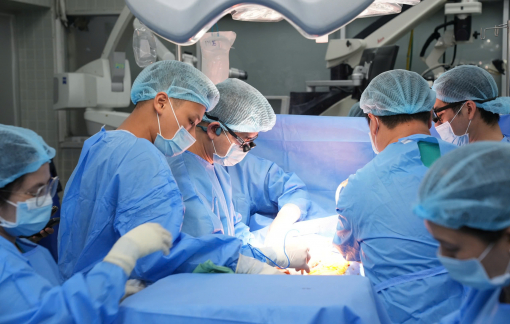 Chuyến bay đêm mang theo sự sống cho 7 bệnh nhân