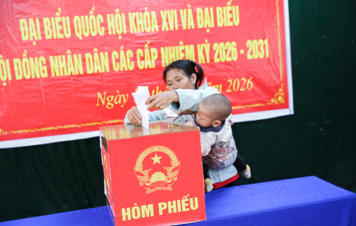 Người dân vùng sâu Nghệ An địu con đi bỏ phiếu bầu cử