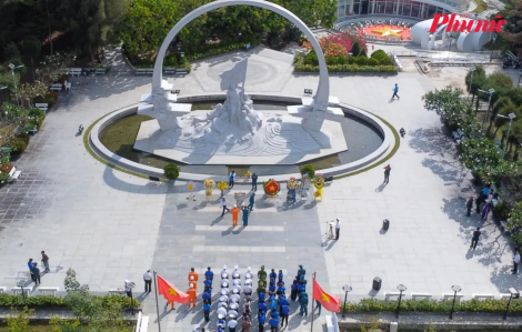 Dòng người dâng hương tại Khu tưởng niệm 64 chiến sĩ Gạc Ma