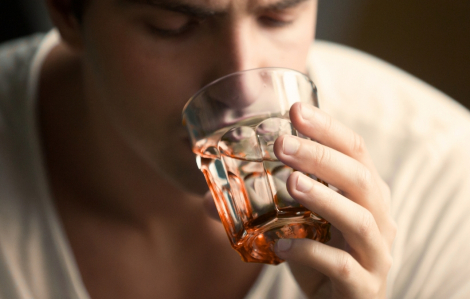 Uống nước nóng có thực sự giúp giảm cân và làm đẹp da?