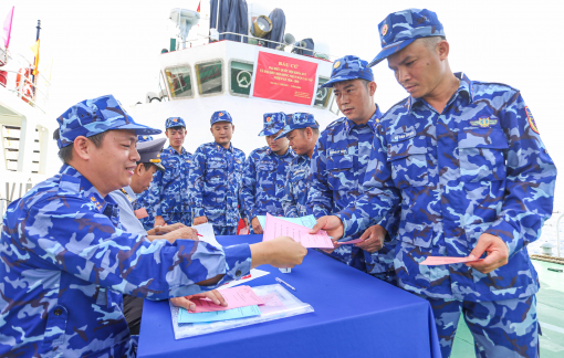 Hành trình hơn 1.000 hải lý đưa thùng phiếu ra biển