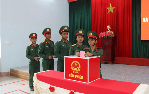 Lá phiếu đầu đời trong ngày hội non sông của những chiến sĩ trẻ