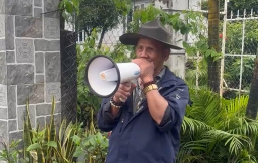 Cụ ông 76 tuổi cầm loa đi khắp thôn nhắc bà con nhớ đi bầu cử