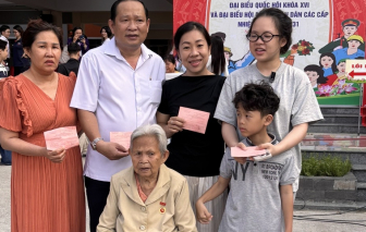 Gia đình 3 thế hệ cùng đi bỏ phiếu