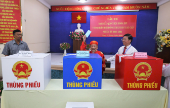 Nhà nghiên cứu 106 tuổi mặc áo dài đỏ đi bầu cử