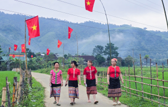 Phụ nữ người Thái ở vùng biên xúng xính váy áo đi bầu cử