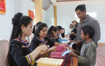 Rộn ràng ngày hội bầu cử ở buôn cổ người Ê Đê