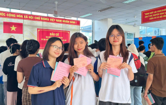 Sinh viên và công nhân TPHCM gửi gắm kỳ vọng qua lá phiếu trong ngày bầu cử