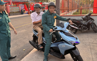 Tình cảm ấm áp trong ngày hội bầu cử