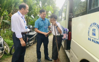 Xã thuê xe buýt đón cử tri ở vùng sâu của Đà Nẵng đến điểm bỏ phiếu bầu cử