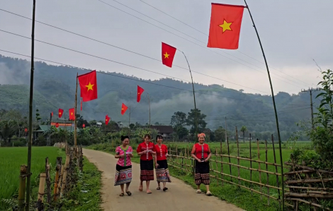 Già làng, bô lão, đồng bào các dân tộc nô nức đi bầu cử