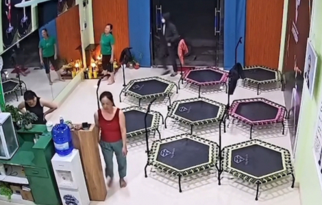 Nghệ An: Xông vào phòng tập thể dục lúc sáng tinh mơ để cướp dây chuyền