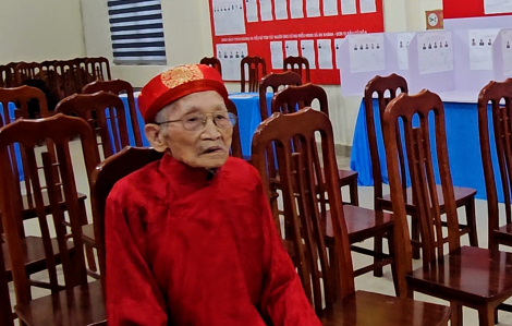 Xúc động hình ảnh cụ ông 106 tuổi tự đi bầu cử từ sáng sớm