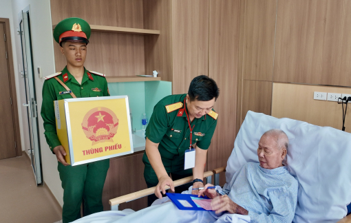 Bệnh nhân bỏ phiếu trên giường bệnh