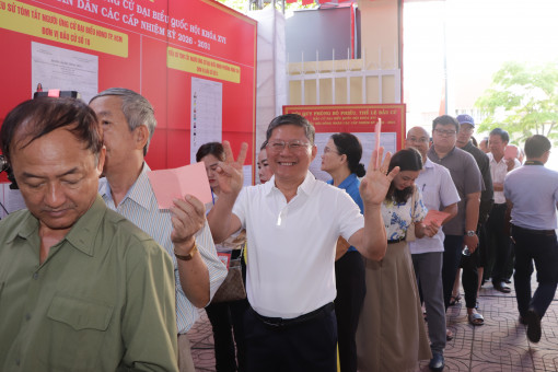 Lãnh đạo Trung ương và TPHCM dự lễ khai mạc bầu cử tại khu vực bỏ phiếu số 3, phường Vũng Tàu