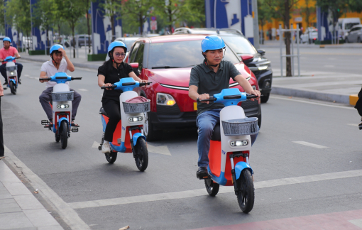 Người dân thích thú trải nghiệm dịch vụ xe đạp điện công cộng ở TPHCM