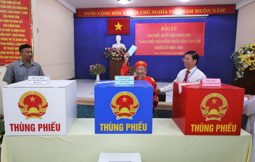 Nhà nghiên cứu Nguyễn Đình Tư 106 tuổi mặc áo dài đỏ đi bầu cử