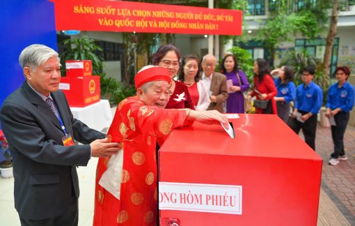 Cử tri 106 tuổi, cầu thủ Đỗ Hoàng Hên đi bầu cử