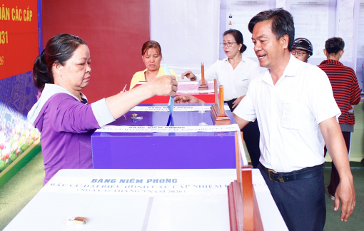 Nữ công nhân xã Vĩnh Lộc rộn ràng đi bầu cử