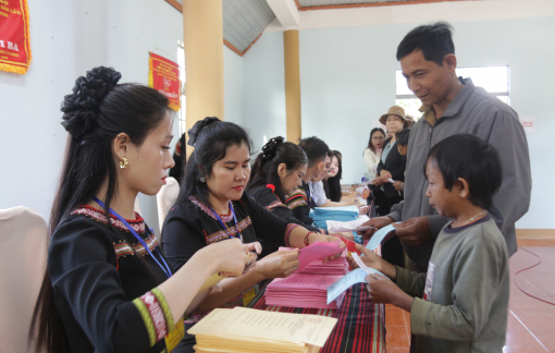 Rộn ràng ngày hội bầu cử ở buôn cổ người Ê Đê