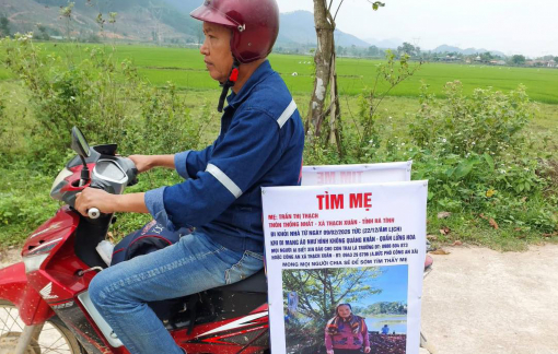 Con trai dán thông báo lên xe, rong ruổi khắp nơi tìm mẹ