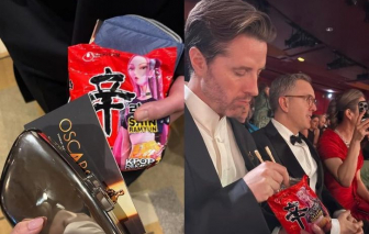 Đạo diễn K-pop Demon Hunters gây sốt tại Oscar với… mì ăn liền